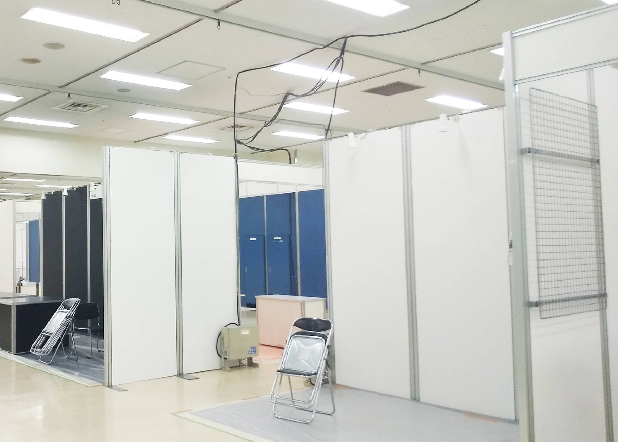 木工仕上げによる高い意匠性と、システムパネルならではのスピーディな施工性を兼ね備え、小規模な展示から大規模なイベントまで幅広く対応できます。