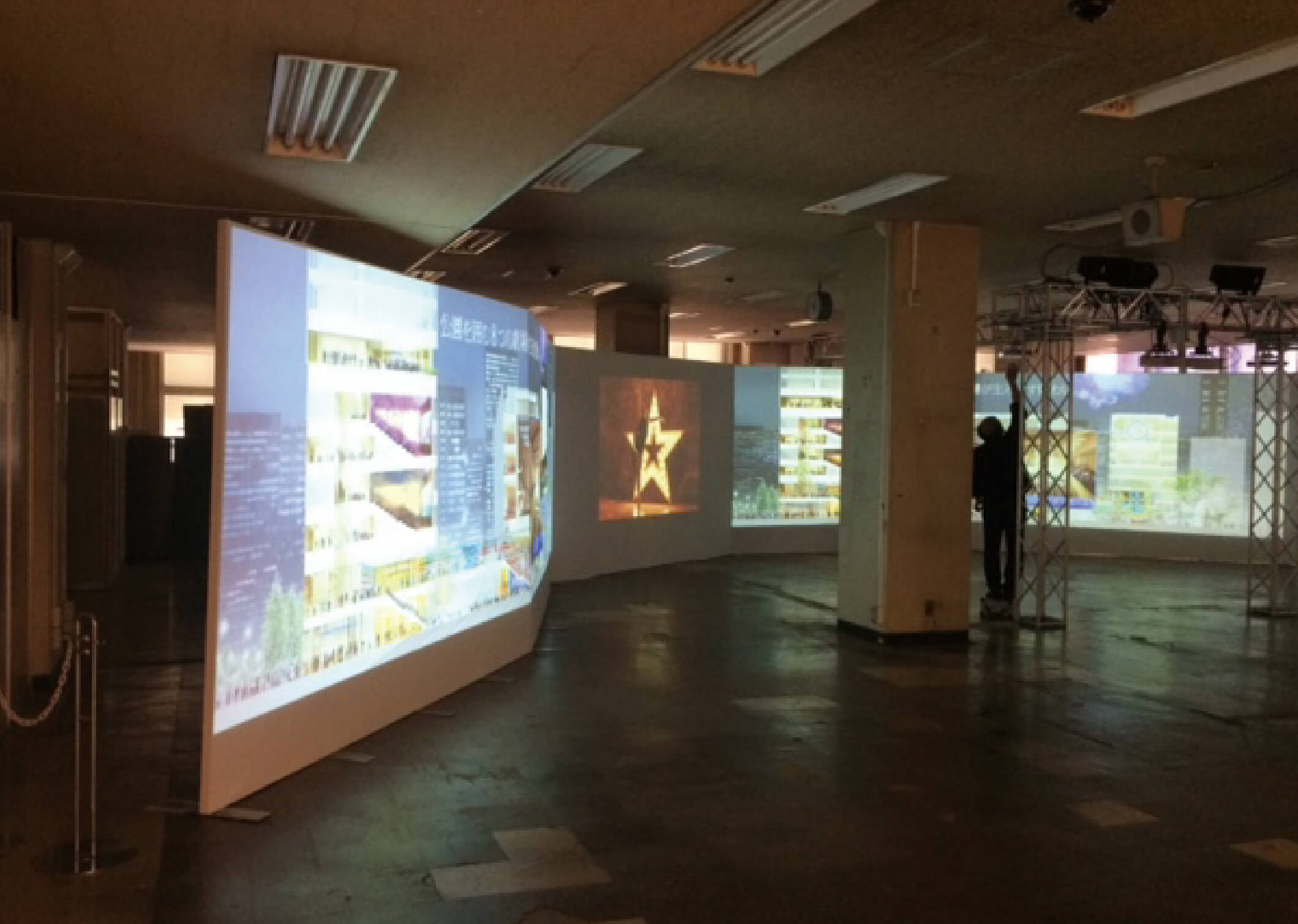 映像や画像を映写するスクリーンとして